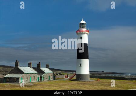 Faro su Inis Oírr (Inisheer), l'isola più piccola delle isole Aran, sulla Wild Atlantic Way nella contea di Galway in Irlanda Foto Stock