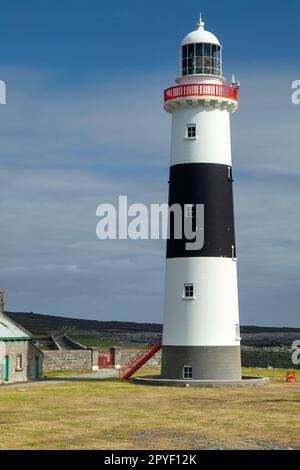 Faro su Inis Oírr (Inisheer), l'isola più piccola delle isole Aran, sulla Wild Atlantic Way nella contea di Galway in Irlanda Foto Stock