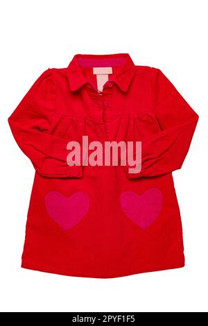 Vestito estivo isolato. Un bellissimo abito da ragazza rosso con tasche a forma di cuore attaccate e maniche lunghe isolate su bianco. Moda primaverile e autunnale per bambini. Foto Stock