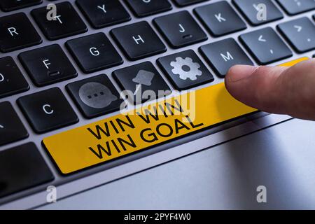 Segno che mostra Win Win Win Goal. Approccio alla panoramica aziendale che mira a soddisfare tutte le parti coinvolte Foto Stock