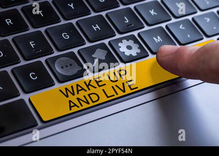 Didascalia di testo che presenta Wake Up e Live. Concettuale foto motivazione incoraggiamento per essere grande Foto Stock