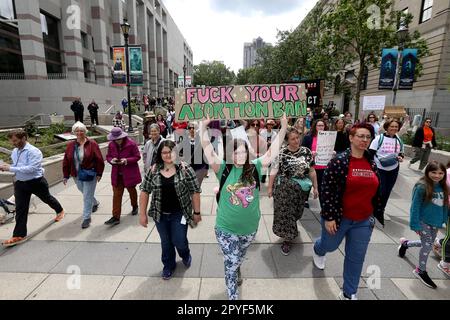 Raleigh, Carolina del Nord, Stati Uniti. 3rd maggio, 2023. Centinaia di marzo per l'edificio legislativo NC dopo aver assistito a un ''˜divieti fuori del Rally dei nostri corpi' al Bicentennial Plaza di Raleigh North Carolina protestando i legislatori repubblicani si occupano di limitare l'aborto dopo il primo trimestre di gravidanza. I legislatori statali repubblicani affermano di aver raggiunto un consenso dopo mesi di negoziati e questa settimana sveleranno un divieto di aborto di 12 settimane, con eccezioni. (Credit Image: © Bob Karp/ZUMA Press Wire) SOLO PER USO EDITORIALE! Non per USO commerciale! Foto Stock