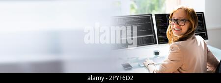 Programmatore Donna codifica su computer Foto Stock