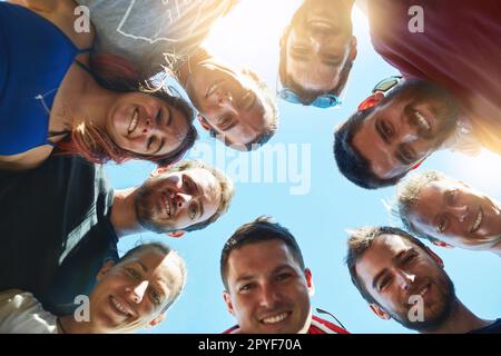 I momenti migliori sono quelli che ci piace con gli amici. un gruppo di amici che si godono la giornata insieme all'esterno. Foto Stock