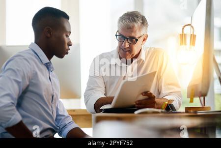 Questo è molto importante. due uomini d'affari che hanno una discussione sulle questioni relative al lavoro in ufficio. Foto Stock