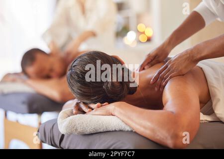 Massaggio, relax e pace con coppia in spa per cure, salute e trattamento zen. Disintossicazione, cura della pelle e bellezza con mani di massaggiatore su uomo e donna per calma, terapia fisica e lusso Foto Stock