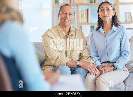 Coppia, terapia matrimoniale e relax sul divano insieme per consulenza, conversazione psicologa e salute mentale o fiducia. Consulenza di supporto, sorridere e uomo felice con donna in ascolto terapeuta Foto Stock