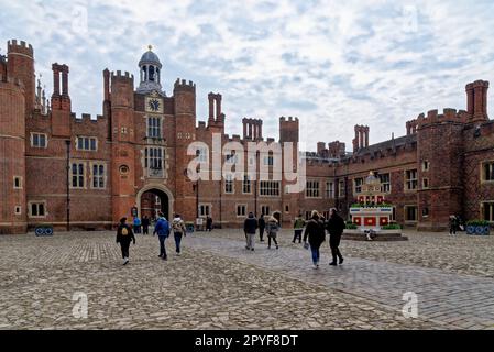 Ricreazione della fontana del vino Enrico VIII a base Court all'Hampton Court Palace, Londra, Inghilterra, Regno Unito. 22nd aprile 2023 Foto Stock