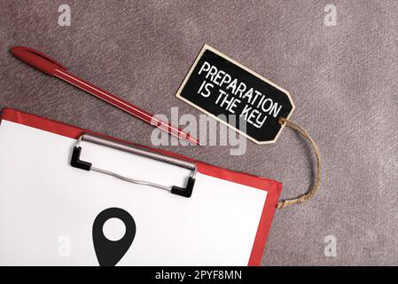 Scrittura visualizzazione del testo la preparazione è la chiave. Concetto che significa azione di rendere qualcosa pronto per l'assistenza o l'uso Foto Stock