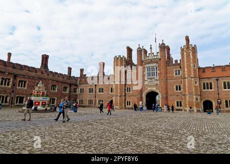 Ricreazione della fontana del vino Enrico VIII a base Court all'Hampton Court Palace, Londra, Inghilterra, Regno Unito. 22nd aprile 2023 Foto Stock