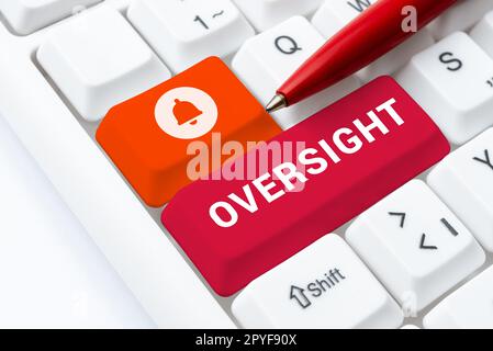 Segno di scrittura a mano Oversight. Word scritto su Watch organizza lavoro per assicurarsi che sia fatto correttamente Foto Stock