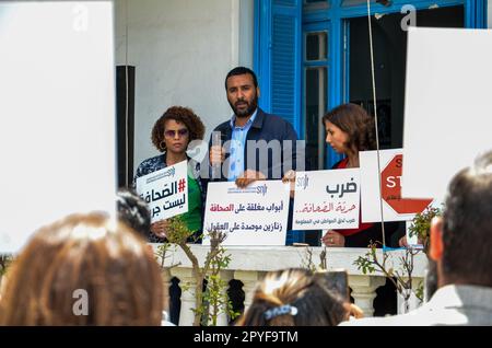 3 maggio 2023: Tunisi, Tunisia. 03 maggio 2023. I giornalisti tunisini protestano per la libertà di stampa al di fuori del Sindacato nazionale dei giornalisti tunisini (SNT) di Tunisi. I partecipanti hanno condannato l'obiettivo del governo della libertà di stampa e il clima di una crescente repressione contro i giornalisti che criticano le politiche dello Stato (Credit Image: © Hasan Mrad/IMAGESLIVE via ZUMA Press Wire) SOLO PER USO EDITORIALE! Non per USO commerciale! Foto Stock