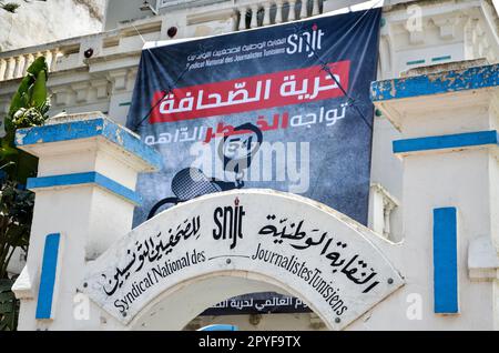 3 maggio 2023: Tunisi, Tunisia. 03 maggio 2023. I giornalisti tunisini protestano per la libertà di stampa al di fuori del Sindacato nazionale dei giornalisti tunisini (SNT) di Tunisi. I partecipanti hanno condannato l'obiettivo del governo della libertà di stampa e il clima di una crescente repressione contro i giornalisti che criticano le politiche dello Stato (Credit Image: © Hasan Mrad/IMAGESLIVE via ZUMA Press Wire) SOLO PER USO EDITORIALE! Non per USO commerciale! Foto Stock