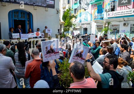 3 maggio 2023: Tunisi, Tunisia. 03 maggio 2023. I giornalisti tunisini protestano per la libertà di stampa al di fuori del Sindacato nazionale dei giornalisti tunisini (SNT) di Tunisi. I partecipanti hanno condannato l'obiettivo del governo della libertà di stampa e il clima di una crescente repressione contro i giornalisti che criticano le politiche dello Stato (Credit Image: © Hasan Mrad/IMAGESLIVE via ZUMA Press Wire) SOLO PER USO EDITORIALE! Non per USO commerciale! Foto Stock