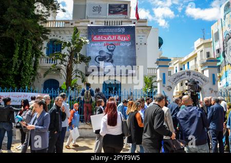 3 maggio 2023: Tunisi, Tunisia. 03 maggio 2023. I giornalisti tunisini protestano per la libertà di stampa al di fuori del Sindacato nazionale dei giornalisti tunisini (SNT) di Tunisi. I partecipanti hanno condannato l'obiettivo del governo della libertà di stampa e il clima di una crescente repressione contro i giornalisti che criticano le politiche dello Stato (Credit Image: © Hasan Mrad/IMAGESLIVE via ZUMA Press Wire) SOLO PER USO EDITORIALE! Non per USO commerciale! Foto Stock