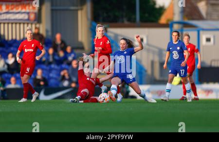 Londra, Regno Unito. 03rd maggio, 2023. Londra, Inghilterra, 3rd 2023 maggio: Miri Taylor (35 Liverpool) e Melanie Leupolz (8 Chelsea) si battono per la palla durante la partita di calcio della Super League femminile di Barclays fa tra Chelsea e Liverpool a Kingsmeadow a Londra, Inghilterra. (James Whitehead/SPP) Credit: SPP Sport Press Photo. /Alamy Live News Foto Stock