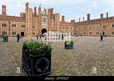 Ricreazione della fontana del vino Enrico VIII a base Court all'Hampton Court Palace, Londra, Inghilterra, Regno Unito. 22nd aprile 2023 Foto Stock