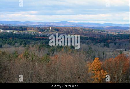 Una vista panoramica del fogliame autunnale da un punto panoramico ad Harvard, Massachusetts, con il Monte Wachusett che sorge sullo sfondo Foto Stock