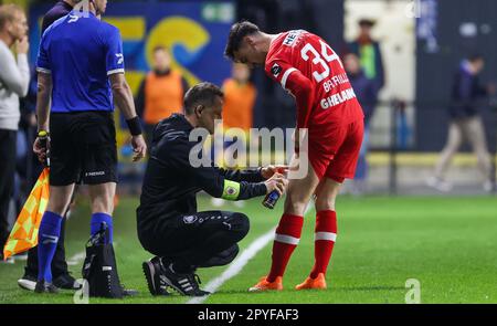 Bruxelles, Belgio. 03rd maggio, 2023. Jelle Bataille di Anversa lascia il campo dopo essere stato ferito durante una partita di calcio tra il Royale Union Saint-Gilloise RUSG e il Royal Antwerp FC RAFC, mercoledì 03 maggio 2023 a Bruxelles, il 1° giorno dei play-off dei campioni nella prima divisione del campionato belga della 'Jupiler Pro League'. BELGA PHOTO VIRGINIE LEFOUR Credit: Agenzia Notizie Belga/Alamy Live News Foto Stock