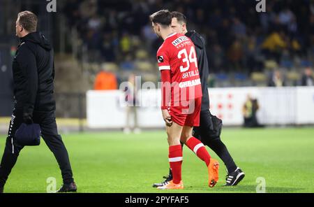 Bruxelles, Belgio. 03rd maggio, 2023. Jelle Bataille di Anversa lascia il campo dopo essere stato ferito durante una partita di calcio tra il Royale Union Saint-Gilloise RUSG e il Royal Antwerp FC RAFC, mercoledì 03 maggio 2023 a Bruxelles, il 1° giorno dei play-off dei campioni nella prima divisione del campionato belga della 'Jupiler Pro League'. BELGA PHOTO VIRGINIE LEFOUR Credit: Agenzia Notizie Belga/Alamy Live News Foto Stock