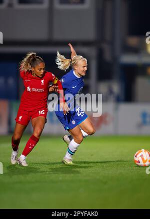 Londra, Regno Unito. 03rd maggio, 2023. Londra, Inghilterra, 3rd 2023 maggio: Pernille Harder (23 Chelsea) e Taylor Hinds (12 Liverpool) combattono per la palla durante la partita di calcio della Super League delle donne di Barclays fa tra Chelsea e Liverpool a Kingsmeadow a Londra, Inghilterra. (James Whitehead/SPP) Credit: SPP Sport Press Photo. /Alamy Live News Foto Stock