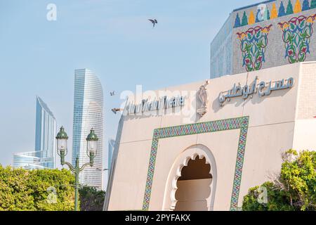 15 gennaio 2023, Abu Dhabi, Emirati Arabi Uniti: Ammirate la grandezza e l'eleganza dell'edificio del Teatro di Abu Dhabi, un vero capolavoro di design architettonico e it Foto Stock