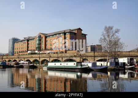 L'hotel Best Western Plus ex Hilton nel bacino del canale di Sheffield, affacciato sul molo dei canali di Victoria Quays, Inghilterra, imbarcazioni strette Foto Stock