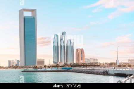 Lo skyline di Abu Dhabi è dominato da torreggianti grattacieli, che mostrano la rapida crescita e modernizzazione della città negli ultimi anni. Foto Stock