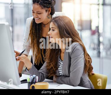 Mi sembra bello. due giovani donne d'affari che lavorano alla scrivania del loro ufficio. Foto Stock