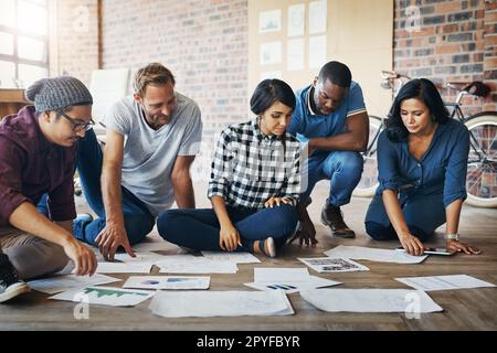 Pianificazione per la loro ultima campagna creativa. un gruppo di uomini d'affari che si occupano di brainstorming in un ufficio. Foto Stock