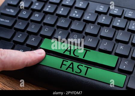 Scrittura visualizzazione testo Act Fast. Parola per muoversi volontariamente nel più alto stato di velocità iniziativamente Foto Stock