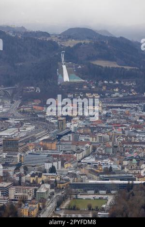 Vista aerea della città e del Bergisel Ski Jump, Innsbruck, Austria Foto Stock