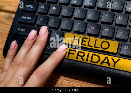 Testo scritto a mano Ciao Venerdì. Concetto che significa saluti il venerdì perché è la fine della settimana lavorativa Foto Stock