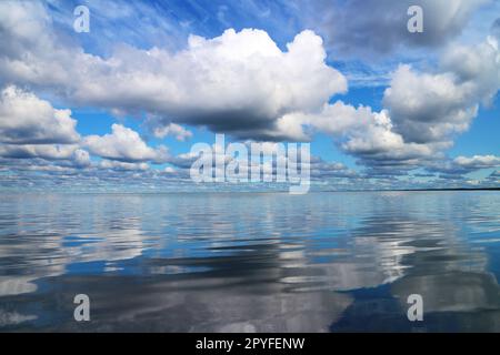 splendido paesaggio marino, nuvole di cumulus nel cielo blu Foto Stock