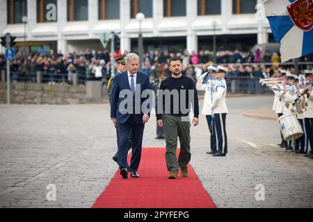 Helsinki, Finlandia. 03rd maggio, 2023. Volodymyr Zelenskiy, presidente dell'Ucraina, (R), e Sauli Niinisto, presidente della Finlandia, Nel corso del loro incontro a Helsinki, Finlandia, mercoledì 3 maggio 2023. Zelenskiy si recherà mercoledì in Finlandia per unirsi ai primi ministri delle nazioni nordiche per discutere i loro piani di sostenere il paese contro l'aggressione russa. Foto del Presidente ucraino Ufficio Stampa/UPI. Credit: UPI/Alamy Live News Foto Stock