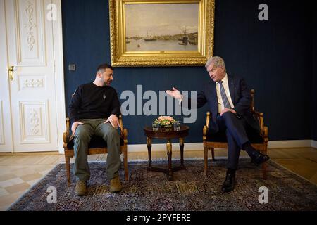 Helsinki, Finlandia. 03rd maggio, 2023. Volodymyr Zelenskiy, presidente dell'Ucraina, (L), e Sauli Niinisto, presidente della Finlandia, Nel corso del loro incontro a Helsinki, Finlandia, mercoledì 3 maggio 2023. Zelenskiy si recherà mercoledì in Finlandia per unirsi ai primi ministri delle nazioni nordiche per discutere i loro piani di sostenere il paese contro l'aggressione russa. Foto del Presidente ucraino Ufficio Stampa/UPI. Credit: UPI/Alamy Live News Foto Stock