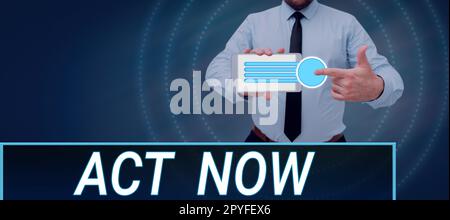 Firma visualizzazione di Act Now. Parola scritta su non esitate e iniziare a lavorare o fare roba subito Foto Stock