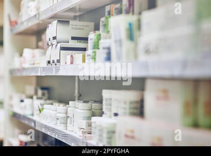 Ottenga il trattamento che avete bisogno. scaffali in farmacia. Foto Stock