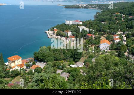 Panorami pittoreschi e impressioni di Omisalj, una piccola cittadina situata sull'isola di Krk, risalente all'epoca romana. Foto Stock