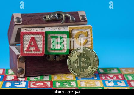 Bitcoin critovaluta e alfabeto blocco di legno Foto Stock