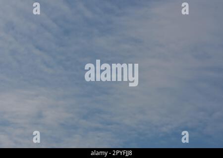 piccole nuvole morbide al cielo blu dopo la tempesta Foto Stock