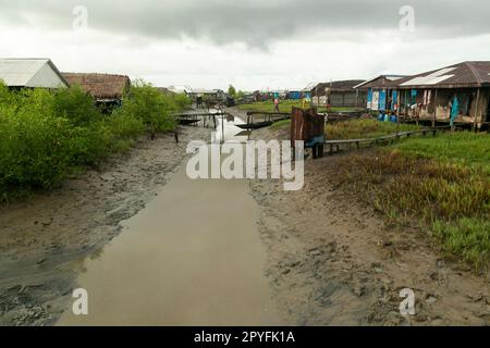 Ondo state, Nigeria - 2nd maggio 2023 - ambiente inquinato della comunità fluviale di Abereke di Ilaje, Stato Ondo. Foto Stock
