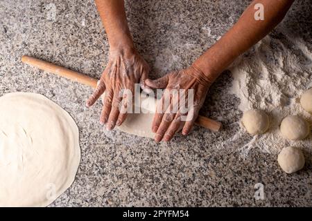 Preparare il pane con un matterello, pasta di lievito, stile turco Foto Stock