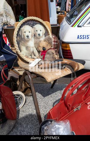 Londra UK - Aprile 15 2023: Vendita di stivali da auto d'epoca. Festival retrò. La gente vende abiti vintage, gioielli di merci, casalinghi sui loro veicoli classici Foto Stock