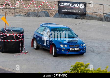 Elliott Sharp corre un mg ZR di 2002 anni in gara nel Corbeau Seats rally sul lungomare di Clacton, Essex, Regno Unito. Secondo conducente Matt Clark Foto Stock