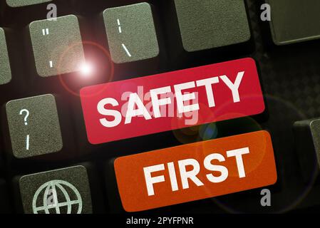 Cartello con prima la scritta sicurezza. Idea di business evitare qualsiasi rischio inutile vivere in modo sicuro prestare attenzione Foto Stock