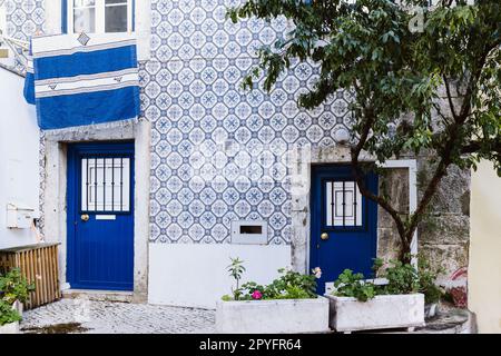 Esterno di un edificio di appartamenti con pareti con motivo azulejo a Lisbona, Portogallo Foto Stock