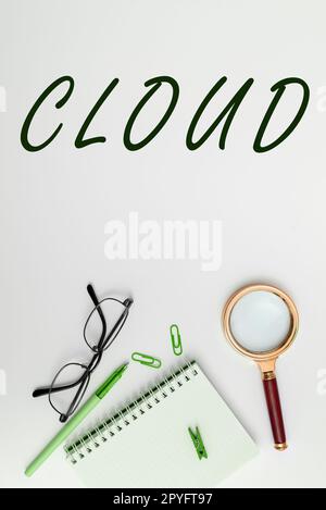 Scrittura a mano di testo Cloud. Parola scritta sulla massa visibile di vapore acqueo condensato che galleggia nell'atmosfera Foto Stock