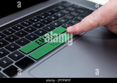 E-mail di testo per la scrittura a mano. Panoramica aziendale inviare un messaggio commerciale a un gruppo di persone utilizzando la posta Foto Stock