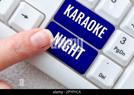 Scrittura visualizzazione testo Karaoke Night. Word for Entertainment cantare insieme alla musica strumentale suonata da una macchina Foto Stock